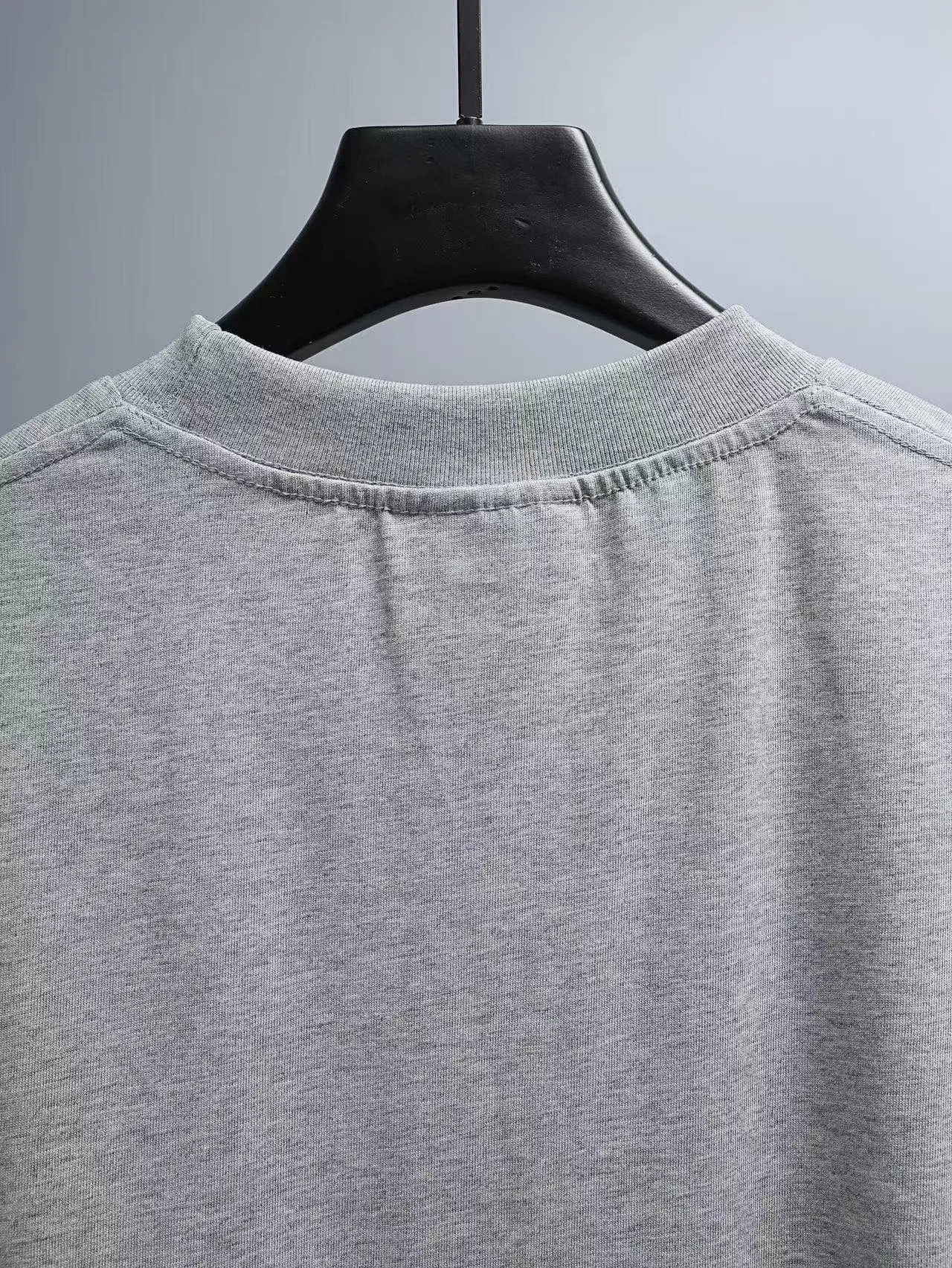 Carhartt 2꯭0꯭2꯭6 new spring and summer models ❤️ original ⌚️ high version Carhartt fabric is made of high-density pure cotton, does not deform and does not shrink. Process introduction: double thread movement. The chest logo uses an embroidered small patch. Color: Gray SIZE: M-XXL